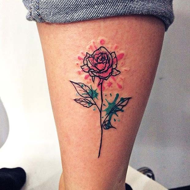 Ideia criativa de tatuagem com uma única rosa aquarela