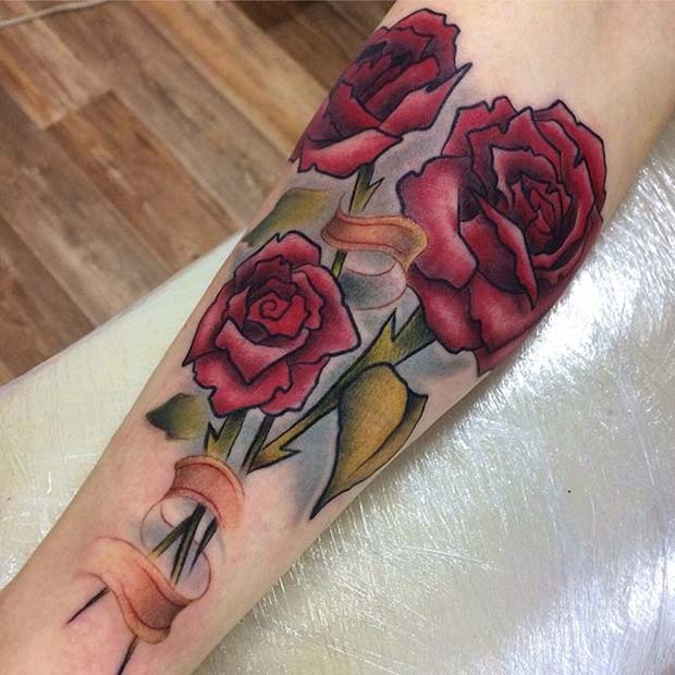 Ideia de tatuagem com um buquê de rosas vermelhas