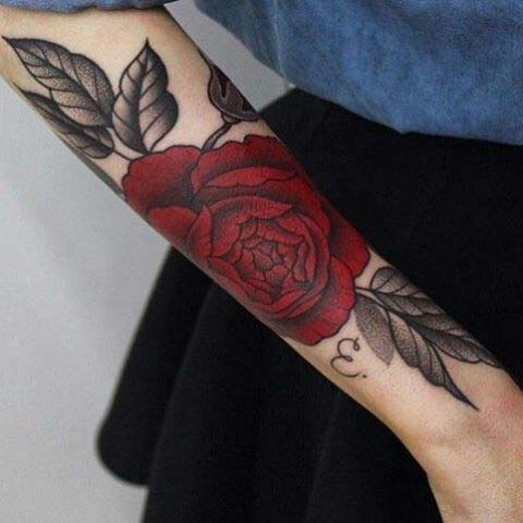 Design ousado de tatuagem de rosa vermelha escura 