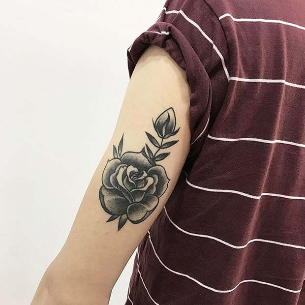 Idéia de tatuagem de rosa única em tinta preta na parte de trás do braço