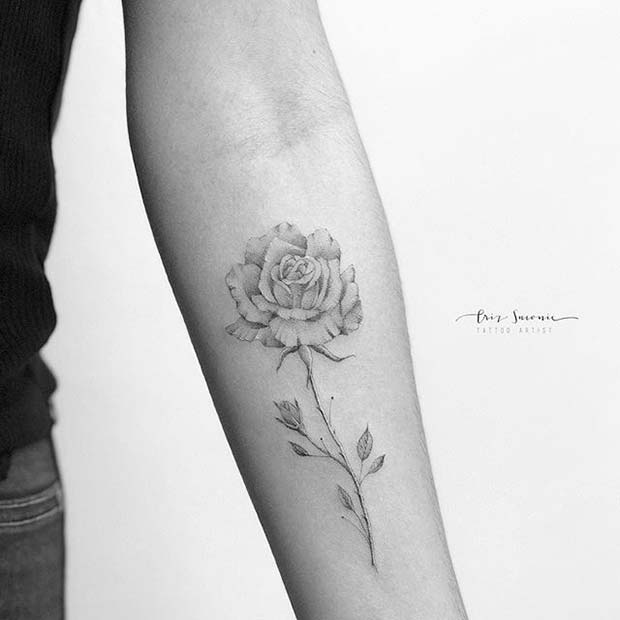 Idéia delicada para uma tatuagem de braço de rosa única